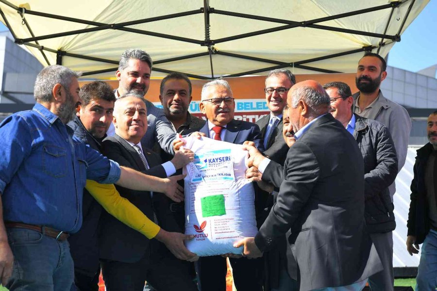 Başkan Büyükkılıç, Çiftçiye Bin 500 Ton Daha Tohum Dağıttı