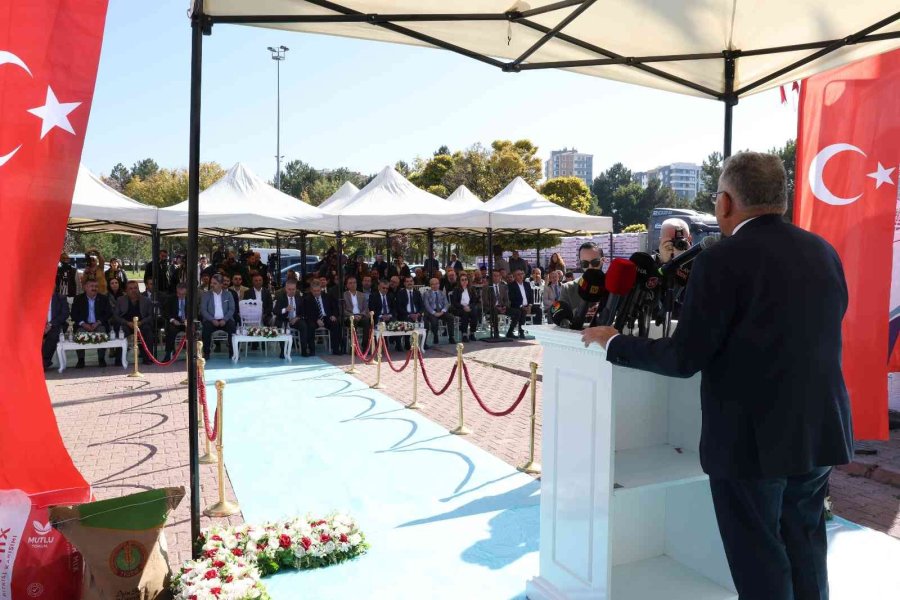 Başkan Büyükkılıç, Çiftçiye Bin 500 Ton Daha Tohum Dağıttı
