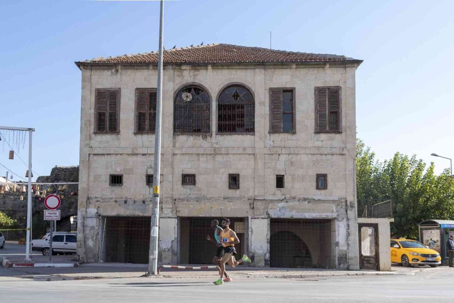 Seçer, 33 Numaralı Tişörtüyle ’halk Koşusu’na Katıldı