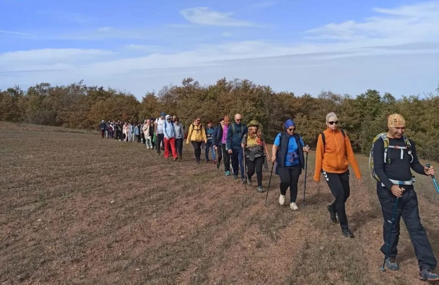 Doğa Yürüyüşü Etkinliğinde Sağlıklı Bir Gün Geçirirken Çilek Toplama Fırsatı Da Buldular