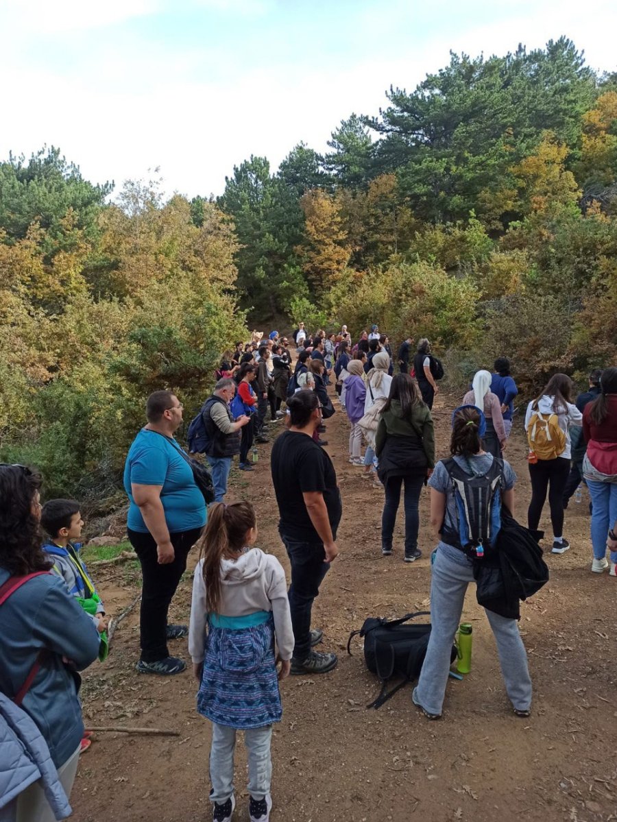 Doğa Yürüyüşü Etkinliğinde Sağlıklı Bir Gün Geçirirken Çilek Toplama Fırsatı Da Buldular