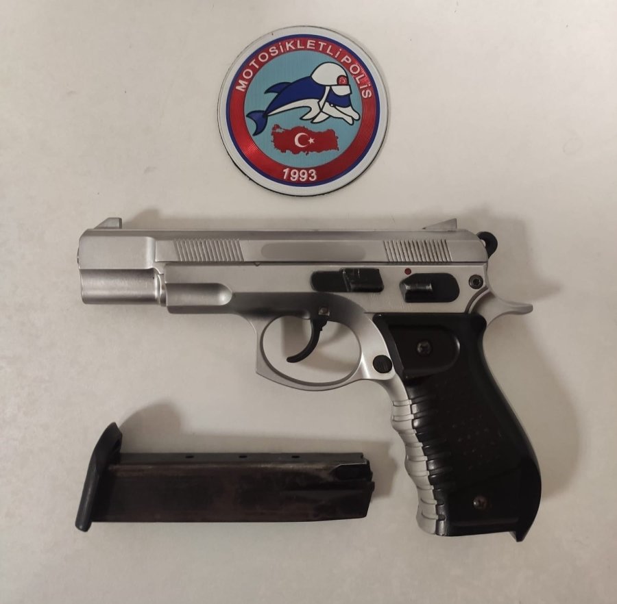 Şüpheli 4 Şüpheli Çalıntı Otomobil, Uyuşturucu Madde Ve Silah İle Birlikte Yakalandı