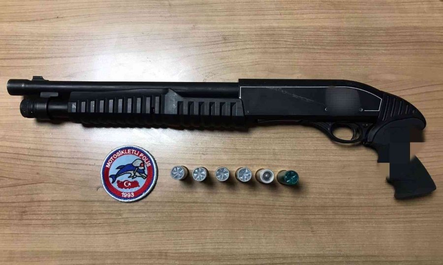 Şüpheli 4 Şüpheli Çalıntı Otomobil, Uyuşturucu Madde Ve Silah İle Birlikte Yakalandı