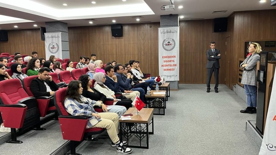 Bankacılık Ve Sigortacılık Bölümü Öğrencileri Sektör Temsilcileriyle Bir Araya Geldi