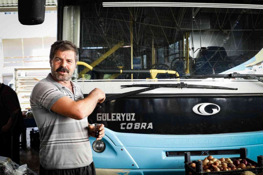 Semt Pazarına Park Edilen Plakasız Halk Otobüsü, Esnafı Çileden Çıkarttı