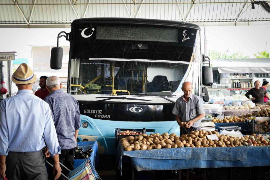 Semt Pazarına Park Edilen Plakasız Halk Otobüsü, Esnafı Çileden Çıkarttı