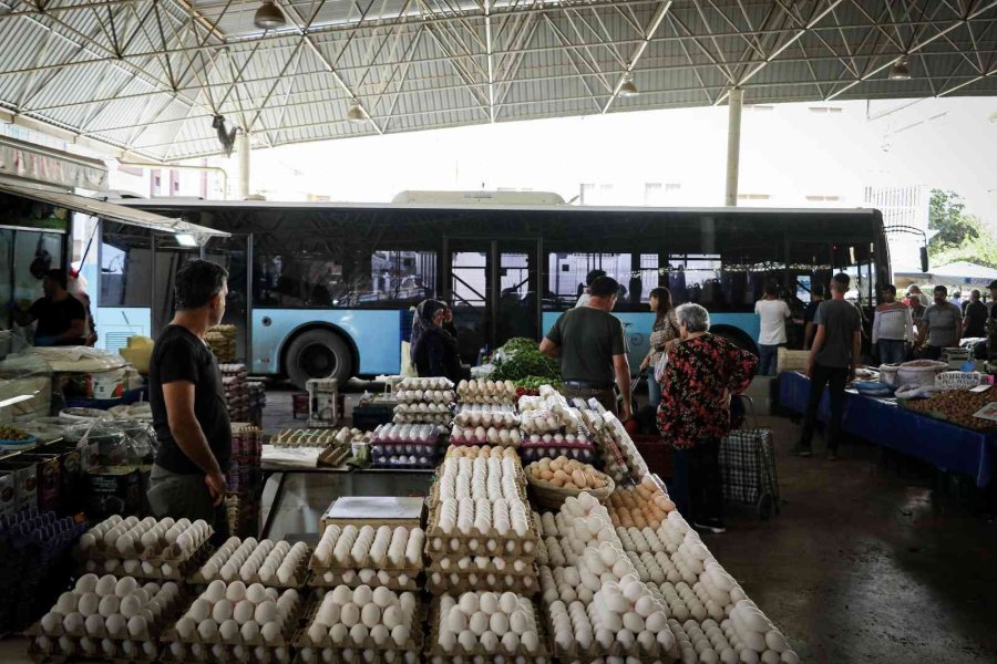 Semt Pazarına Park Edilen Plakasız Halk Otobüsü, Esnafı Çileden Çıkarttı