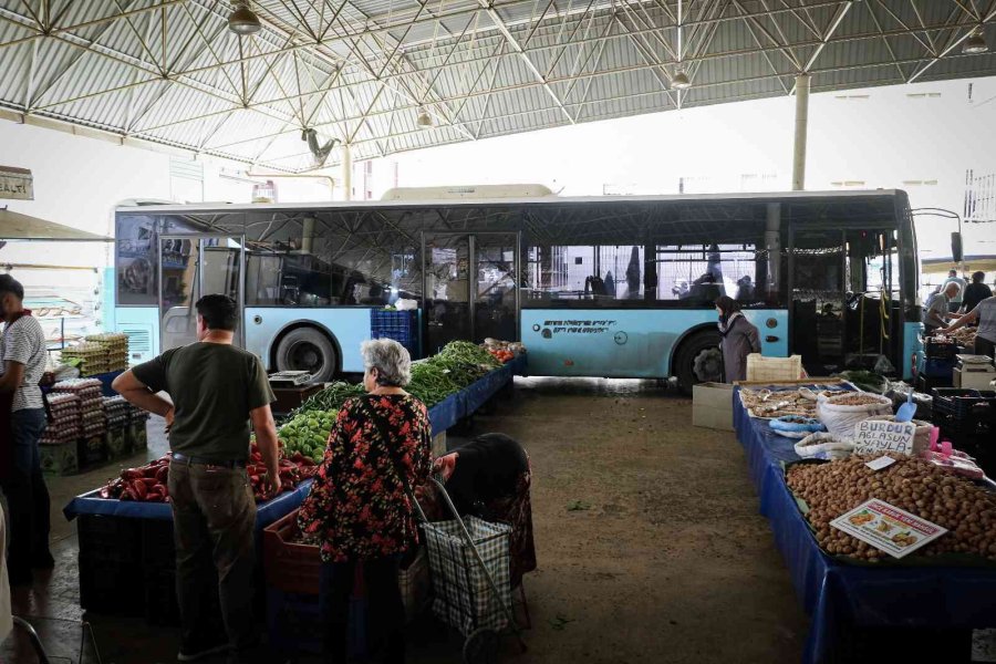 Semt Pazarına Park Edilen Plakasız Halk Otobüsü, Esnafı Çileden Çıkarttı