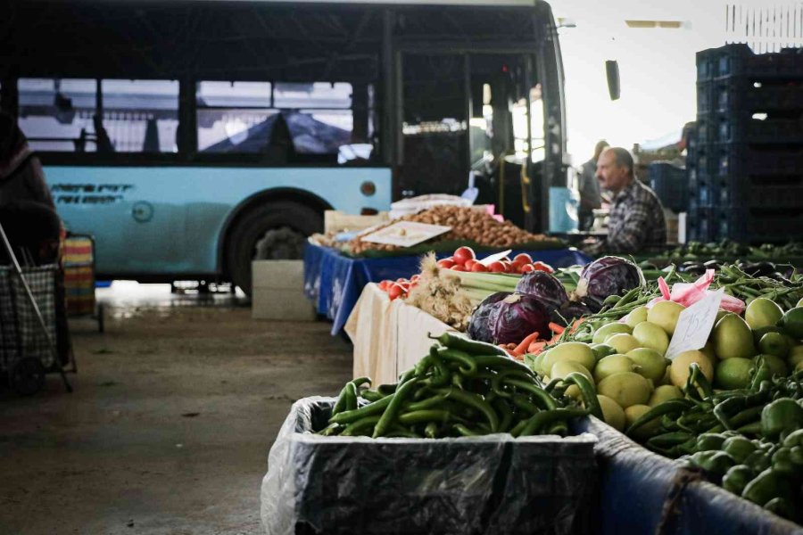 Semt Pazarına Park Edilen Plakasız Halk Otobüsü, Esnafı Çileden Çıkarttı