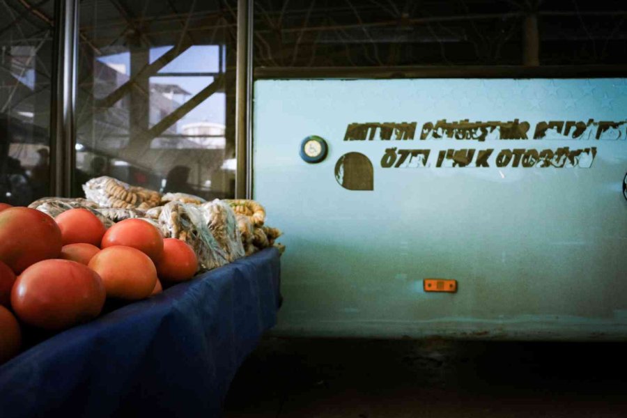 Semt Pazarına Park Edilen Plakasız Halk Otobüsü, Esnafı Çileden Çıkarttı