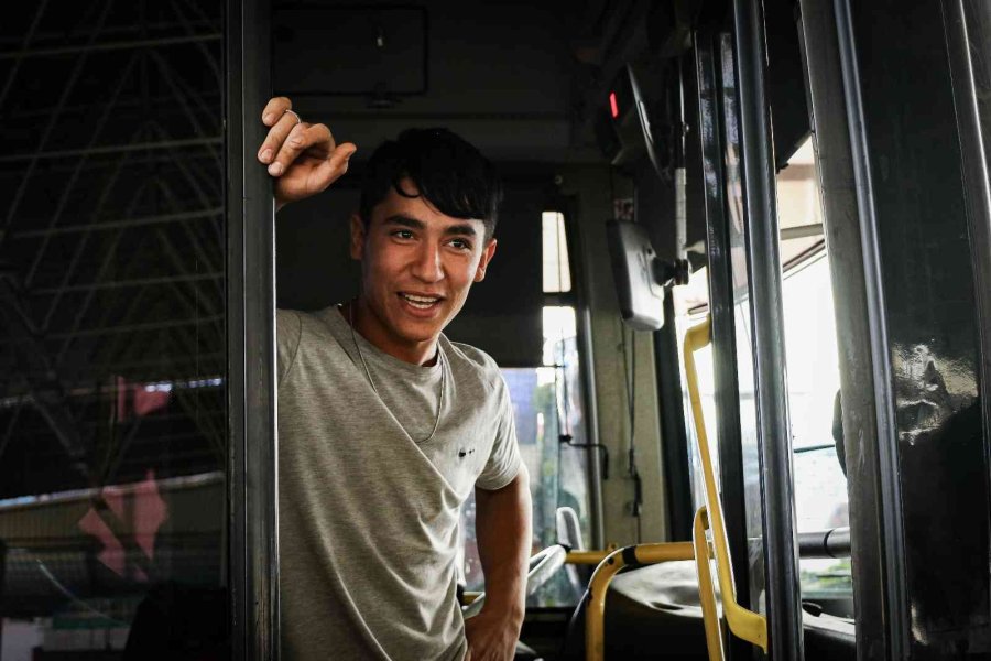 Semt Pazarına Park Edilen Plakasız Halk Otobüsü, Esnafı Çileden Çıkarttı