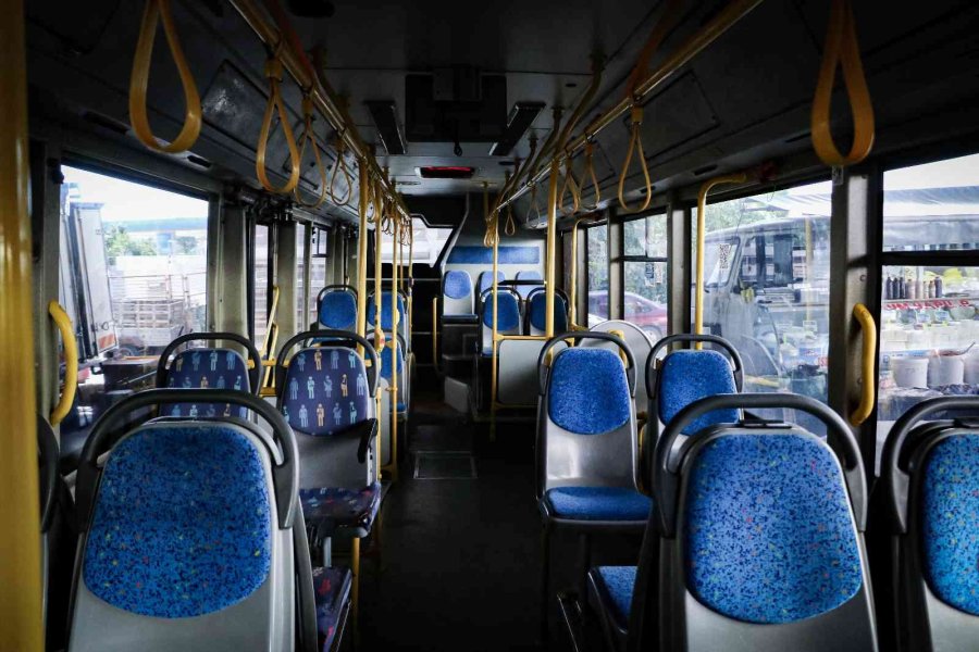 Semt Pazarına Park Edilen Plakasız Halk Otobüsü, Esnafı Çileden Çıkarttı