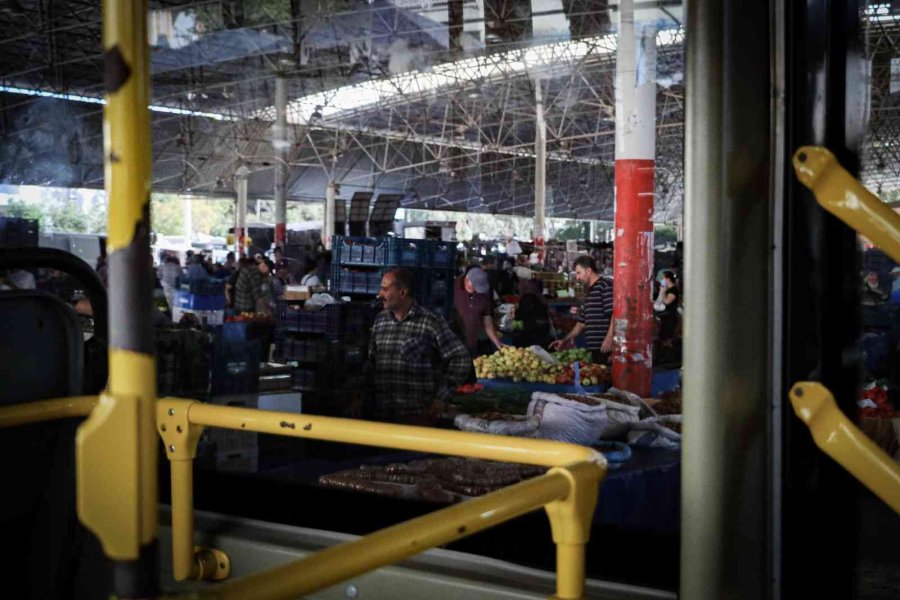 Semt Pazarına Park Edilen Plakasız Halk Otobüsü, Esnafı Çileden Çıkarttı