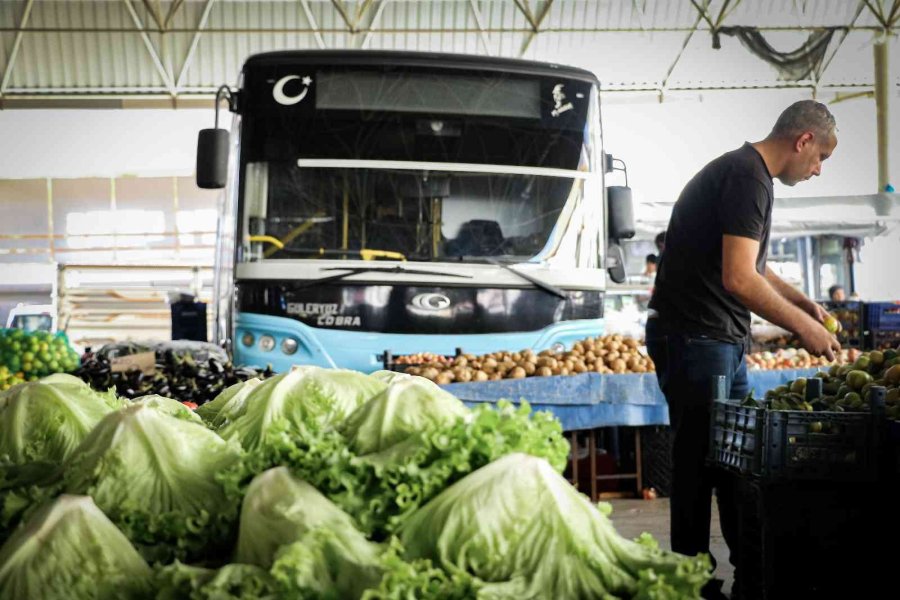 Semt Pazarına Park Edilen Plakasız Halk Otobüsü, Esnafı Çileden Çıkarttı