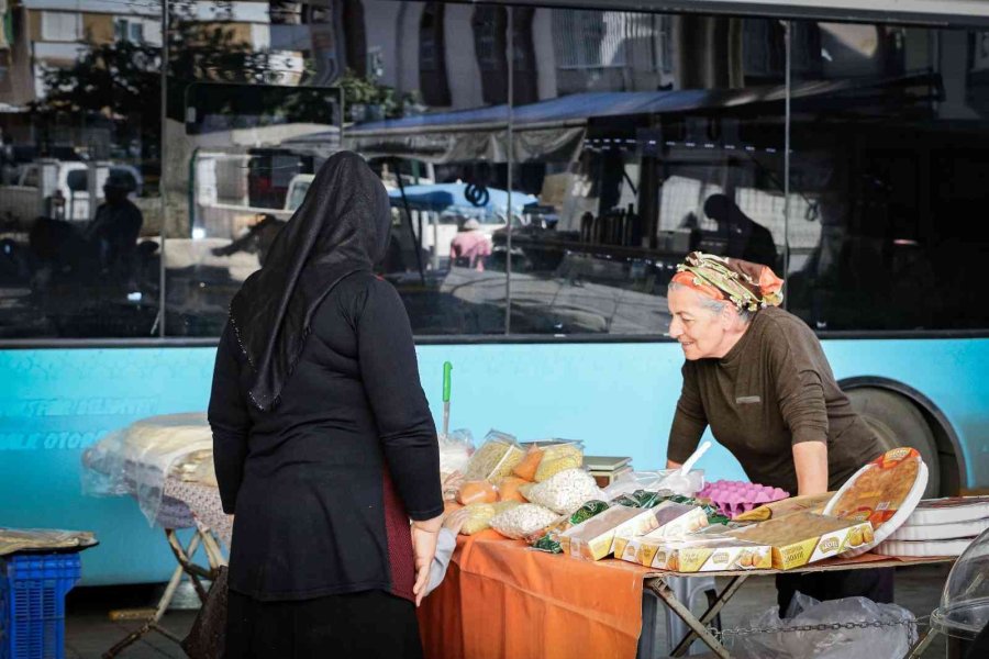 Semt Pazarına Park Edilen Plakasız Halk Otobüsü, Esnafı Çileden Çıkarttı