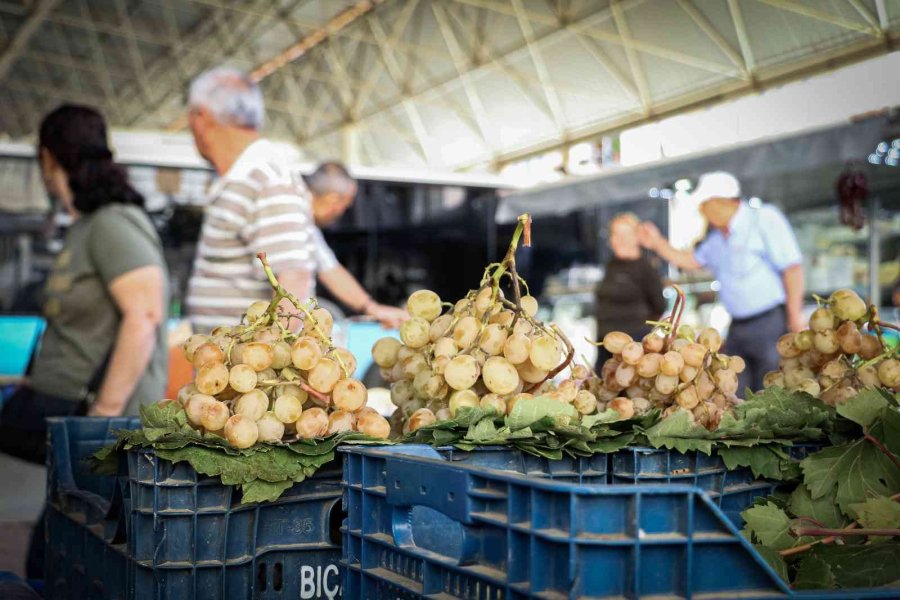 Semt Pazarına Park Edilen Plakasız Halk Otobüsü, Esnafı Çileden Çıkarttı