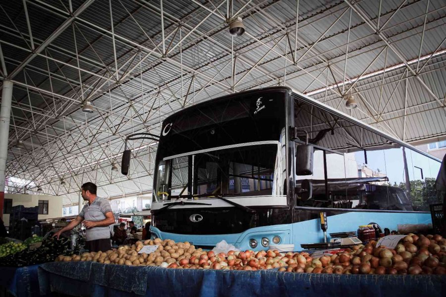 Semt Pazarına Park Edilen Plakasız Halk Otobüsü, Esnafı Çileden Çıkarttı