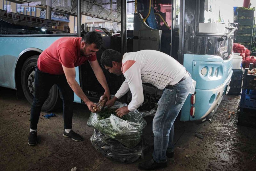 Semt Pazarına Park Edilen Plakasız Halk Otobüsü, Esnafı Çileden Çıkarttı