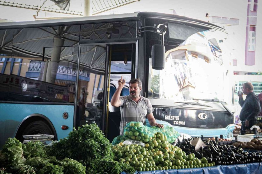Semt Pazarına Park Edilen Plakasız Halk Otobüsü, Esnafı Çileden Çıkarttı