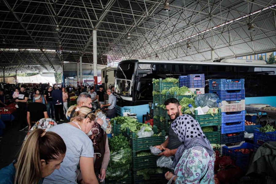 Semt Pazarına Park Edilen Plakasız Halk Otobüsü, Esnafı Çileden Çıkarttı