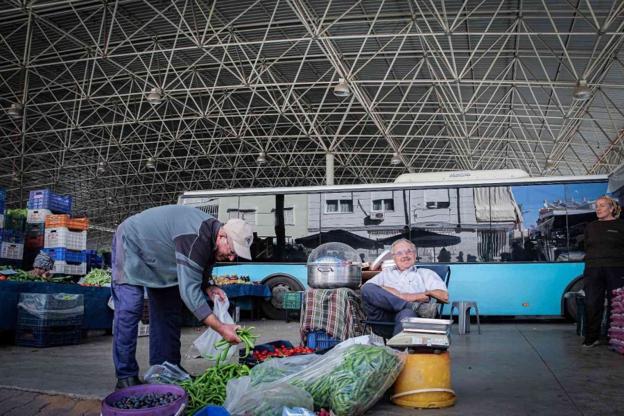 Semt Pazarına Park Edilen Plakasız Halk Otobüsü, Esnafı Çileden Çıkarttı