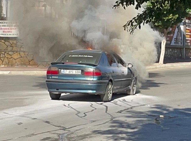 Seyir Halindeki Otomobil Alev Alev Yandı
