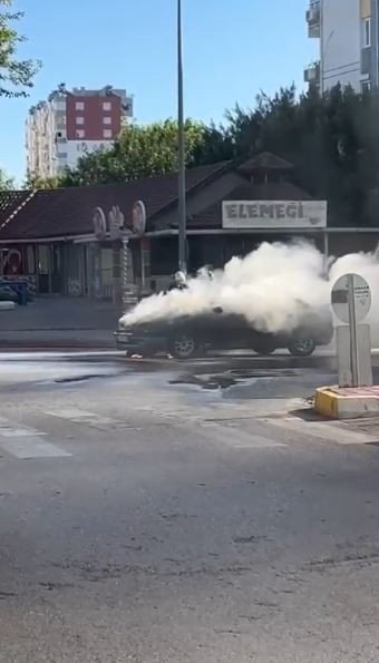 Seyir Halindeki Otomobil Alev Alev Yandı