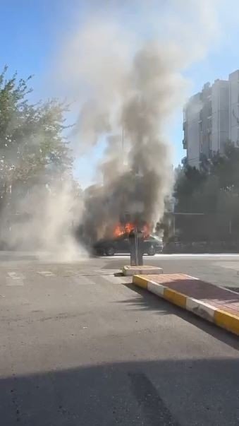 Seyir Halindeki Otomobil Alev Alev Yandı