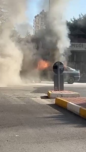Seyir Halindeki Otomobil Alev Alev Yandı