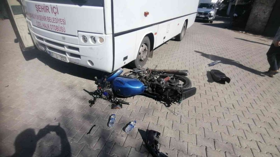 Şehir İçi Minibüs Motosikletle Çarpıştı:1 Yaralı