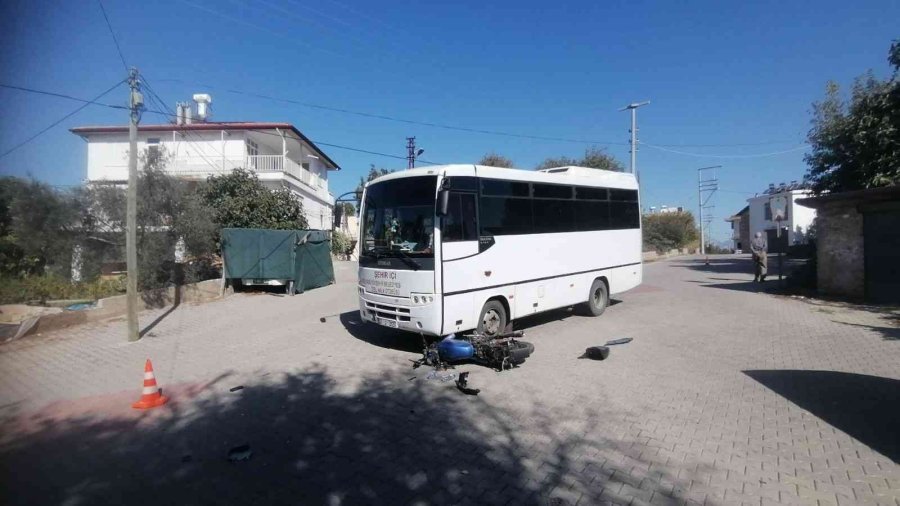 Şehir İçi Minibüs Motosikletle Çarpıştı:1 Yaralı