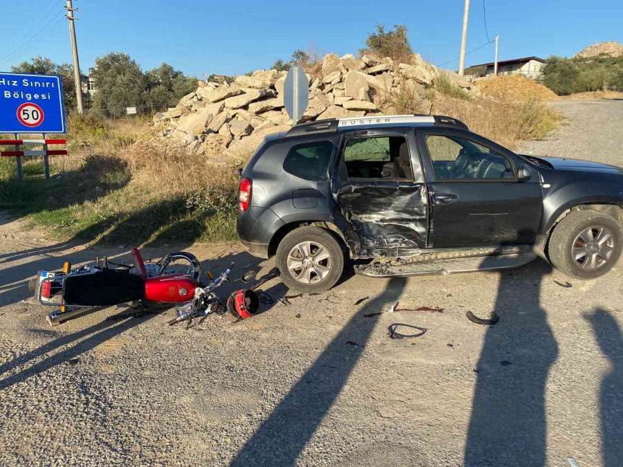 Otomobile Çarpan Motosiklet Sürücüsü Ağır Yaralandı