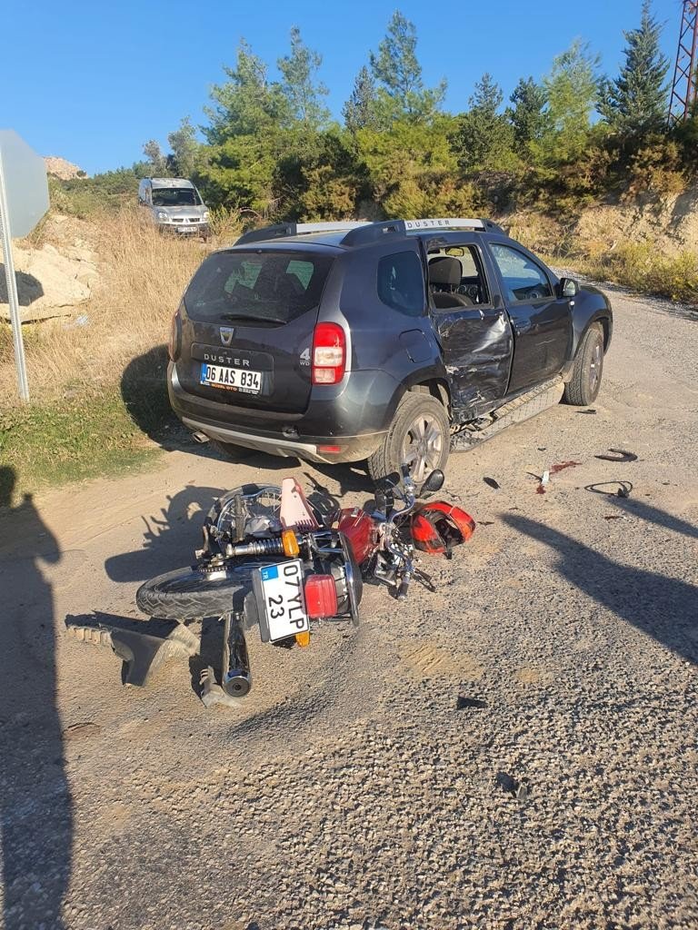 Otomobile Çarpan Motosiklet Sürücüsü Ağır Yaralandı