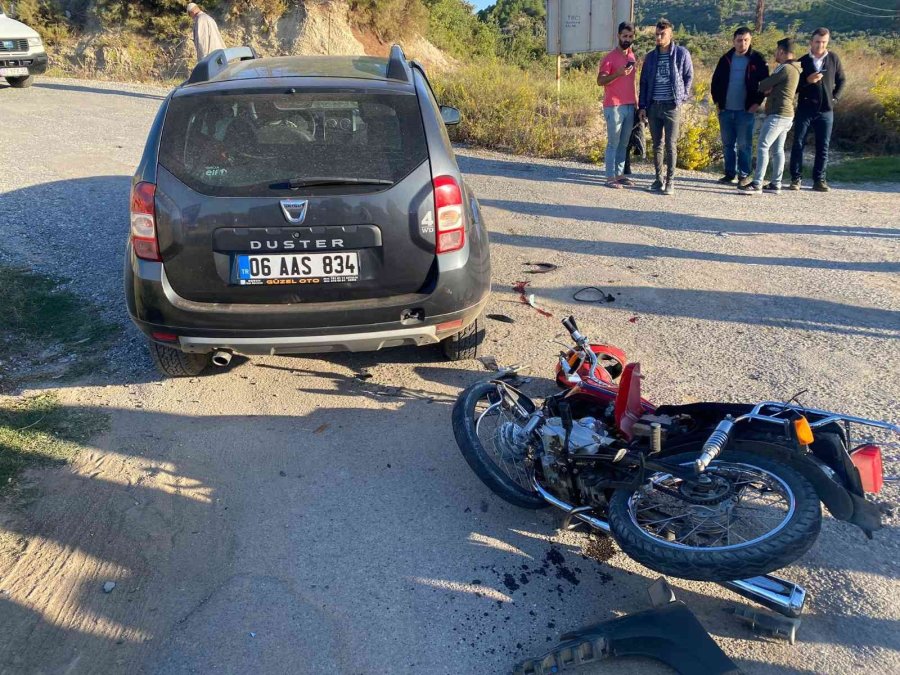 Otomobile Çarpan Motosiklet Sürücüsü Ağır Yaralandı