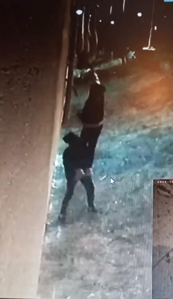 Balkonda Asılı Çamaşırları Çaldılar