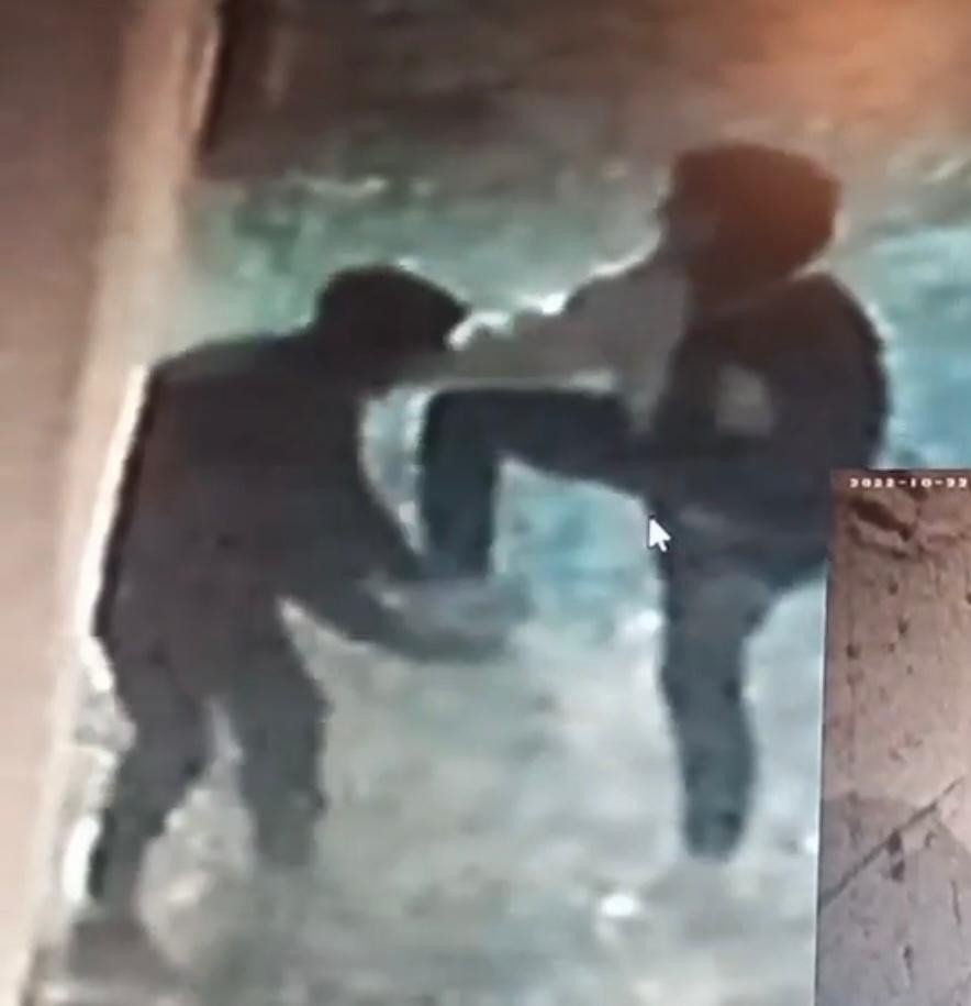 Balkonda Asılı Çamaşırları Çaldılar