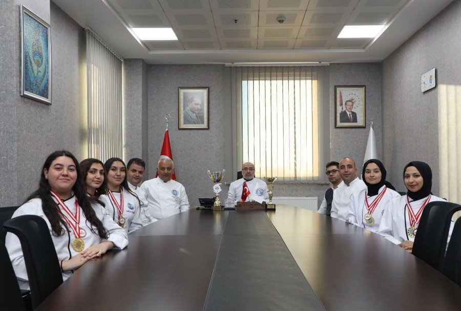 Kayü Rektörü, Mersin’den Ödülle Dönen Aşçılık Öğrencilerini Kabul Etti