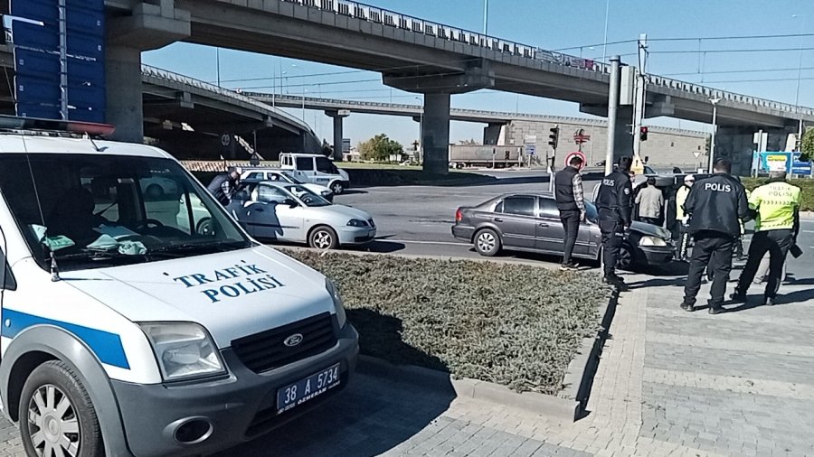 Otomobille Çarpışan Hafif Ticari Araç Yan Yattı: 1 Yaralı