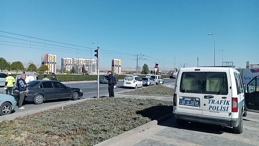 Otomobille Çarpışan Hafif Ticari Araç Yan Yattı: 1 Yaralı