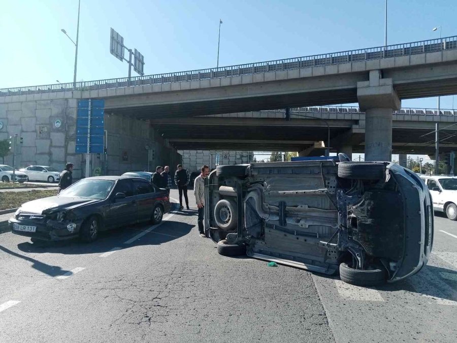 Otomobille Çarpışan Hafif Ticari Araç Yan Yattı: 1 Yaralı