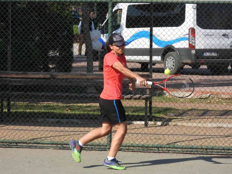 Kepez Kortlarında Cumhuriyet Turnuvası