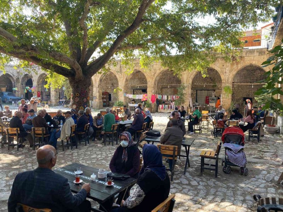 Tarihi Taşhan Fotoğraflarla Gülümsedi