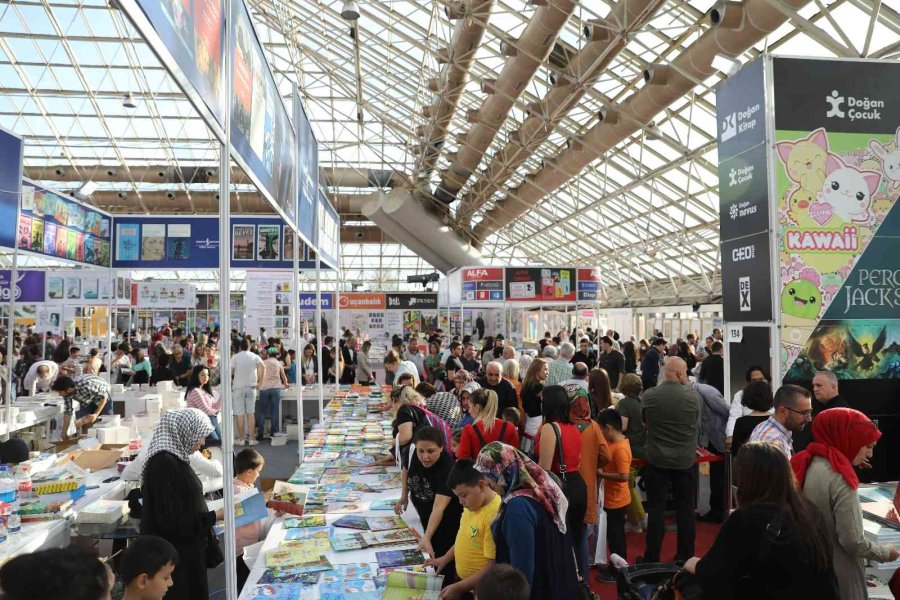 Antalya Kitap Fuarı’nın 5’nci Gününde Ziyaretçi Rekoru