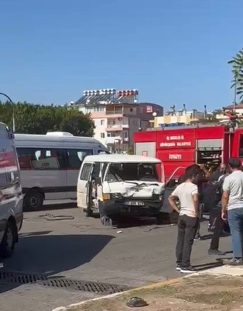Antalya’da Otomobil İle Kamyonet Çarpıştı: 2 Yaralı