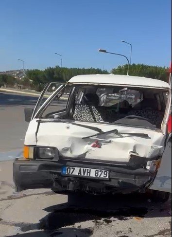 Antalya’da Otomobil İle Kamyonet Çarpıştı: 2 Yaralı
