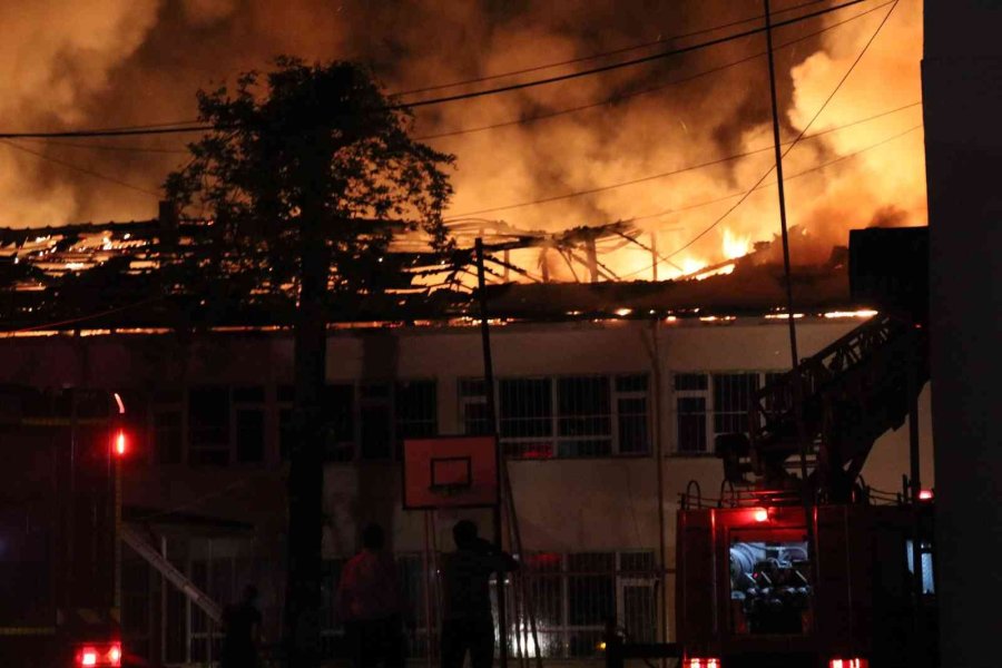 Alanya’da Tadilatta Olan Lisenin Çatısı Alev Alev Yandı