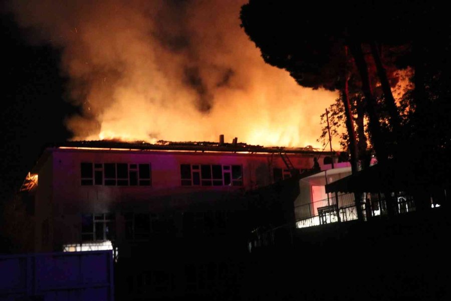 Alanya’da Tadilatta Olan Lisenin Çatısı Alev Alev Yandı