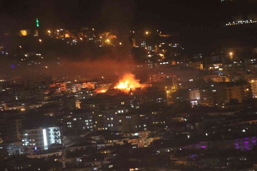 Alanya’da Tadilatta Olan Lisenin Çatısı Alev Alev Yandı