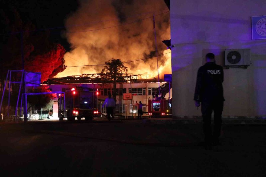 Alanya’da Tadilatta Olan Lisenin Çatısı Alev Alev Yandı