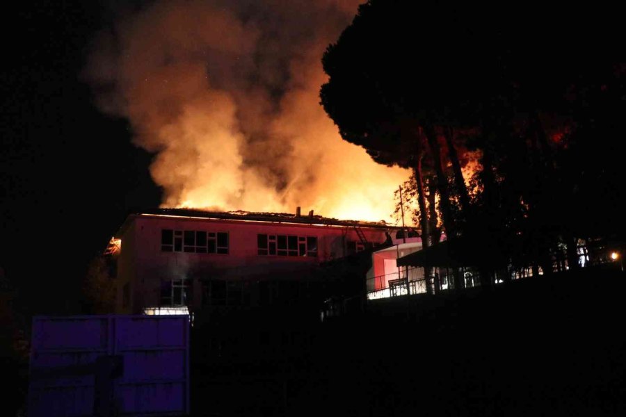 Alanya’da Tadilatta Olan Lisenin Çatısı Alev Alev Yandı